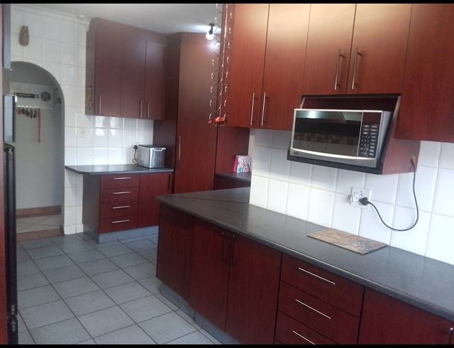 4 BEDROOM FREEHOLD FOR SALE IN GREENHILLS